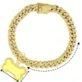 Nahaufnahme des goldenen Strass-Cuban-Link-Hundehalsbandes mit einem süßen Knochen-Anhänger. - 20cm / Gold