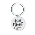 Detail van een ronde roestvrijstalen sleutelhanger met Best Mom Ever gravering - Best Mom Ever (Hart Editie) Stijl (ALYSK-0018-4)