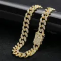 Detaillierte Nahaufnahme der 12 mm vergoldeten Iced-Out-Panzerkette mit funkelnden Steinen - 20cm / Gold