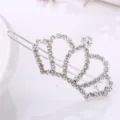 Detaillierte Makroansicht einer eleganten silbernen Kronen-Haarspange mit funkelnden Strasssteinen - Hohl Strass Silber Haarspange (Stil 13)