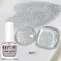 Detail van LILY'CUTE zilveren holografische glitter nagellak met glinsterende monsters - Holografische Nagellak / Zilver Holografisch (HP01)