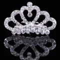 Nahaufnahme einer silbernen Strass-Krone für Mädchen auf schwarzem Hintergrund-Detail - Schwarze Spiegelreflexion Herz Krone (Stil 8)