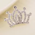 Detailansicht eines funkelnden silbernen Diadems mit klaren Strasssteinen verziert - Fünf-Teil Herz Hohl Strass Krone (Stil 6)