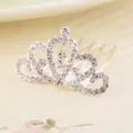 Nahaufnahme eines glitzernden Strass-Tiaras für Prinzessinnen-Kindergeburtstage. - Silber Besetzt Strass Haarkamm Krone (Stil 5)