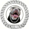Vista detallada del collar para perro Cuban Link plateado con pedrería muy brillante - 20cm / Plateado