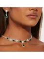 Vista dettagliata di un elegante set di gioielli da sposa con goccia di smeraldo - Set Collana e Orecchini / Argento Verde Smeraldo (011)
