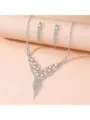 Dettaglio del set da sposa argento con collana a V e orecchini pendenti con strass - Set Collana e Orecchini / Nappina Di Perla Artificiale In Argento (019)