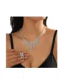 Dettaglio degli strass bianchi scintillanti sulla parure da sposa con frange a goccia elegante - Set Collana e Orecchini / Argento Nappina Goccia D'Acqua (023)