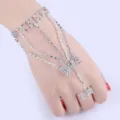 Vue détaillée de la chaîne de main en strass argentés avec bague et bracelet à nœud - Style Nœud Diamant Fin À Quatre Rangs (Style 5)