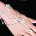 Vue détaillée d'un bracelet en strass étincelant relié à une bague sur la main d'un modèle - Style Nœud Strass Multicouche (Style 7)