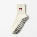 Calcetines blancos para yoga Pilates con bordado de lazo rojo y suela antideslizante - Talla única / Beige