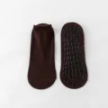 Professionele bruine antislip yoga vloersokken met zwarte siliconen grips op de zool - Maat 23-28 (1-4 Jaar) / koffiekleur