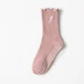 Calcetines de yoga rosa antideslizantes con borde de volantes y bordado de lazo - Rosa
