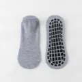 Grijze antislip sokken met zwarte siliconen grips voor yoga en trampoline oefeningen - Maat 23-28 (1-4 Jaar) / Grijs