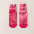 Chaussettes de yoga a carreaux roses et blancs avec des points antiderapants et des volants. - Taille Unique 35-42 / Série rose n° 4