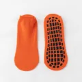 Premium rutschfeste Yogasocken in Orange mit schwarzen Gummipunkten für Studio - Radieschenrot