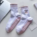 Chaussettes de yoga blanches avec poignées antidérapantes en cœur rose et broderies cœur - Taille unique / Cœur Rose Lotus