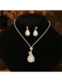 Elegante set di gioielli da sposa in argento con perle a goccia e cristalli su base - Set Collana e Orecchini / Argento Perla Artificiale (017)