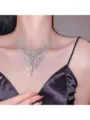 Elegante collana nuziale a V con cristalli di zirconia luccicanti e brillanti - Collana / Argento Triangolo Inverso Nappina (030)