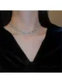 Girocollo scintillante di strass argentati con eleganti ciondoli a goccia per spose. - Collana / Choker Argento Colorato (032)