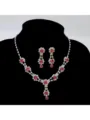 Elegante set di gioielli da sposa con strass rossi, collana a V argento e orecchini abbinati - Set Collana e Orecchini / Argento Con Pietra Rossa (035)