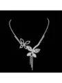 Elegante collana a farfalla argentata con strass scintillanti e nappe per sposa e matrimonio - Collana con Nappina a Farfalla (054) / Argento