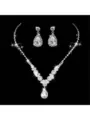 Elegante set di gioielli da sposa in argento con collana a V e orecchini a goccia scintillanti - Set Di Collana E Orecchini Con Strass A Pera (61) / Argento