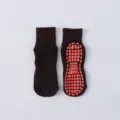 Atmungsaktive braune Trampolinsocken mit orangen rutschfesten Noppen an der Sohle - Kinder (1-4J) / Kaffeebraun
