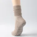 Professional thickened non-slip khaki yoga socks with ribbed slouchy cuff for Pilates - One Size / Oatmeal