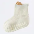 Atmungsaktive Mesh-Baby-Söckchen mit rutschfesten Silikon-Grips in Off-White-Optik - 0-2 Jahre Empfohlene Fußlänge 9-12CM / Weiß