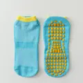 Hellblaue atmungsaktive Mesh-Trampolinsocken mit gelben Anti-Rutsch-Griffen für Yoga - 1-4 Jahre (EU 23-28) / Seeblau
