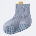Atmungsaktive Mesh-Babysocken in Helllila mit rutschfester Silikonsohle für Kleinkinder - Blau