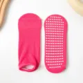 Calzini da yoga antiscivolo rosa con punti di presa bianchi per fitness domestico e comfort. - Rosso rosa