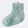 Atmungsaktive Baby-Netzsocken mit rutschfester Silikonsohle in hellem Blaugrün-Farbton - Grün