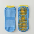 Atmungsaktive blaue rutschfeste Netzsocken mit gelbem Rand und orangefarbenen Silikonnoppen - Mittelblau