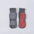 Graue atmungsaktive Anti-Rutsch-Trampolinsocken mit orangefarbenen Silikon-Grips für Kinder - Mittelgrau