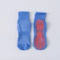 Blaue Trampolinsocken mit orangefarbenen rutschfesten Silikongriffen und Mesh-Design - Mittelblau