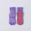 Lila Anti-Rutsch-Trampolinsocken mit atmungsaktivem Mesh und orangefarbenen Noppen - Mittleres Lila