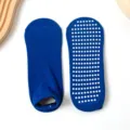 Calzini da yoga antiscivolo blu con punti bianchi sulla suola, ideali per fitness e casa. - Blu scuro