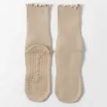 Beigefarbene Yoga-Socken aus Baumwolle für Damen mit rutschfester PVC-Sohle und Rüschenrand - Einheitsgröße / Khaki
