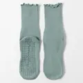 Rutschfeste Waden-Yoga-Socken für Damen mit Rüschenbesatz und PVC-Grips in Hellgrün - Einheitsgröße / Nephrit-Jade