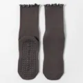Dunkelgraue Anti-Rutsch-Yogasocken mit Rüschensaum und PVC-Noppen - Einheitsgröße / Dunkelgrau