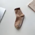 Professional brown non-slip yoga sock with heart embroidery and stylish ruffled lettuce edge - One Size / Milk Tea