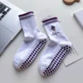Chaussettes de yoga Pilates blanches broderie fruits violets et antidérapants - Taille unique / Violet - Lavande