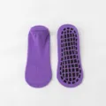 Lila rutschfeste Kurzsocken mit schwarzen Gumminoppen für Yoga und Trampolin Training - Mittleres Lila