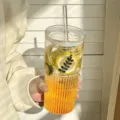 Große gerippte Glastrinkflasche mit klarem Strohhalm und Deckel für Eiskaffee-Getränke. - 1 STK / Transparent