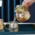 Κομψή κεχριμπαρένια τσαγιέρα από βοριοπυριτικό γυαλί με χρυσό καπάκι και σχέδιο - Μικρή Κανάτα + 2 Ποτήρια / 1L Κανάτα + 380ml Ποτήρι