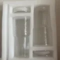 Set aus zwei großen Glas-Kaffeebechern mit Deckeln in schützender Schaumstoffverpackung - 1 STK / Transparent