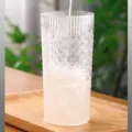 Nahaufnahme eines kreativen Glasbechers mit einzigartiger Fischschuppen-Relieftextur - 650ml / Transparent Fischschuppen-Becher