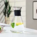 Detailansicht einer transparenten Glaskaraffe mit schwarzem Silikongriff für Saft und Tee. - Konischer Stil Mit Hülle / 1000ml